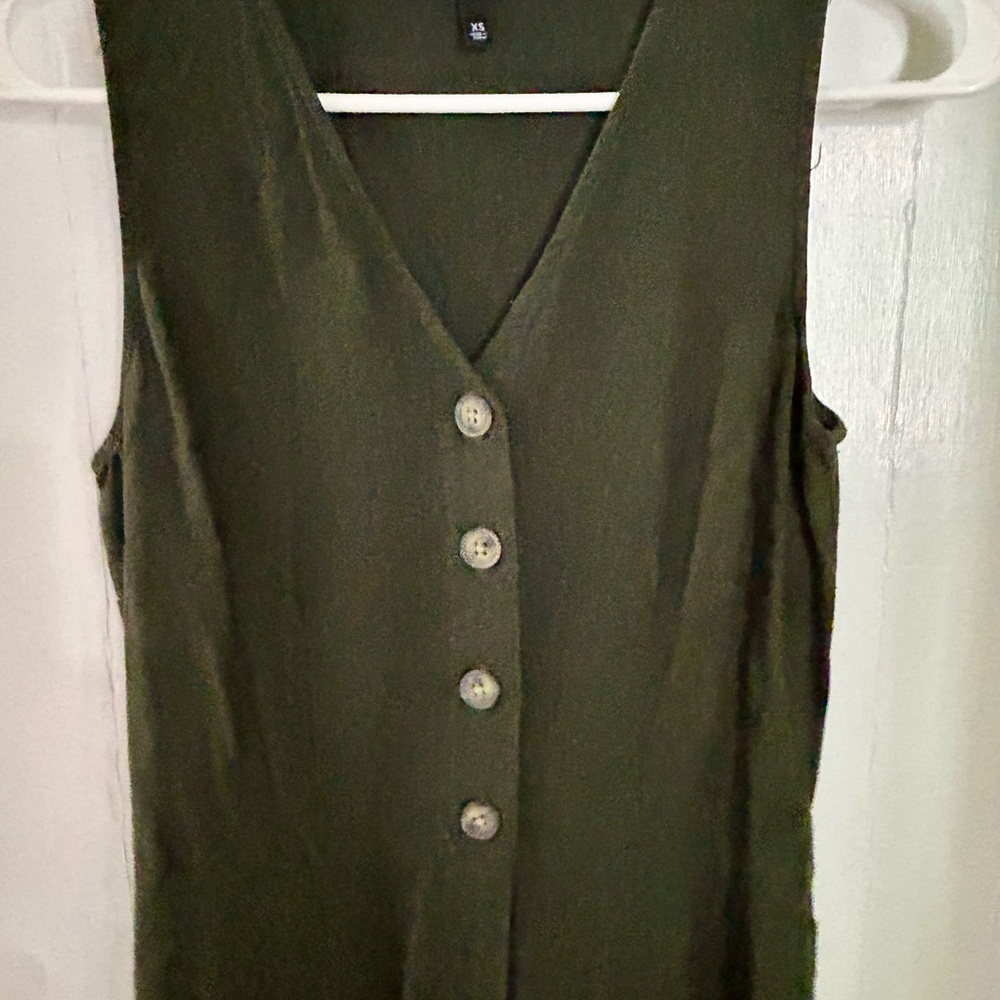 Who What Wear Dark Green Sleeveless Button-Down Shirt